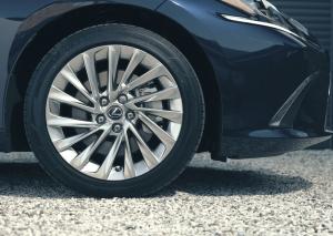Lexus ES300h with Digital Door Monitors 2020 года  (UK)